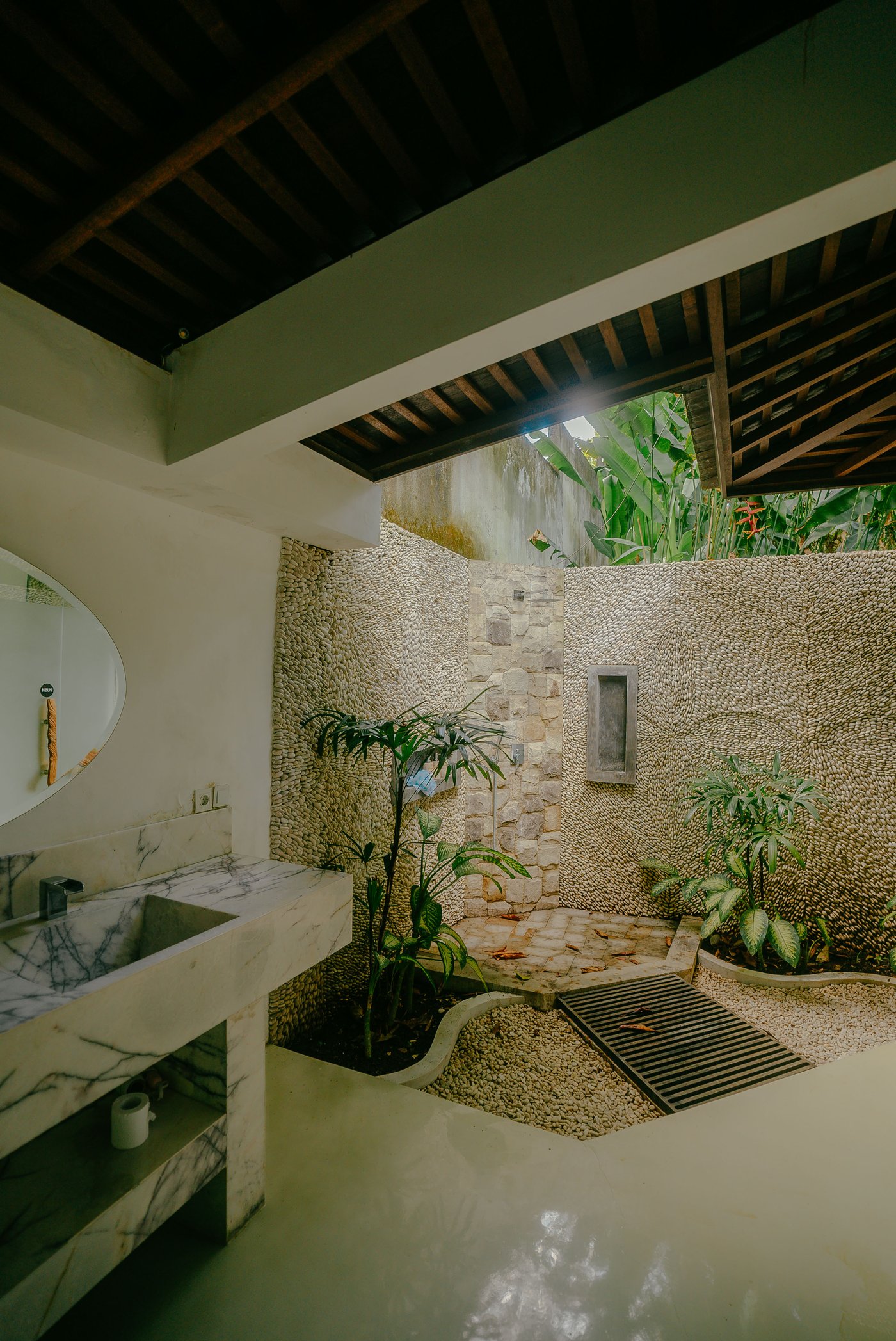 Umani Resort outdoor bathroom